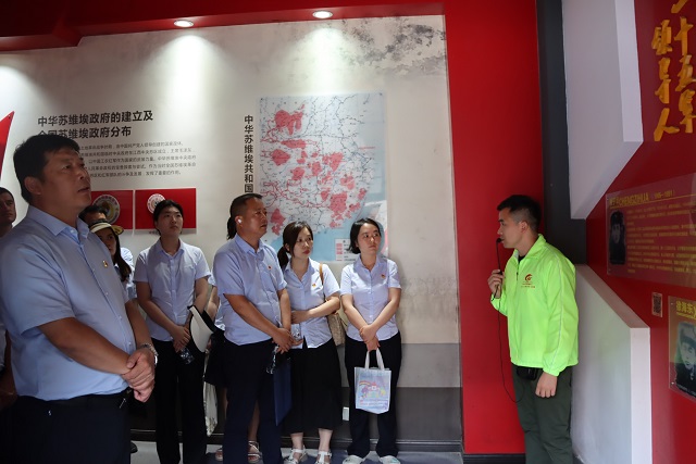 1718782101377345.jpg 我校党员参观纪念馆.JPG