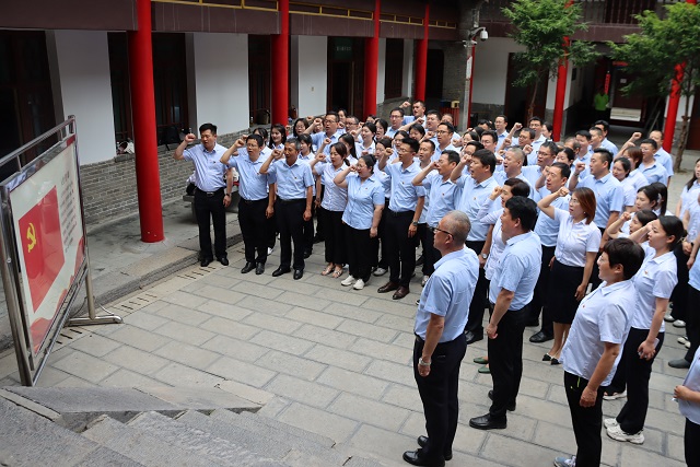 1718782138796819.jpg 党员同志集体重温入党誓词.JPG