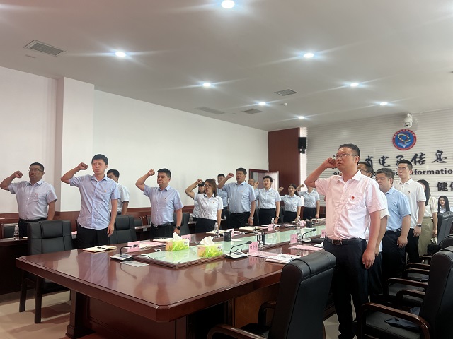 1719473052109240.jpg 工业技工学校党支部和我校第五党支部全体党员面对党旗重温入党誓词.jpg