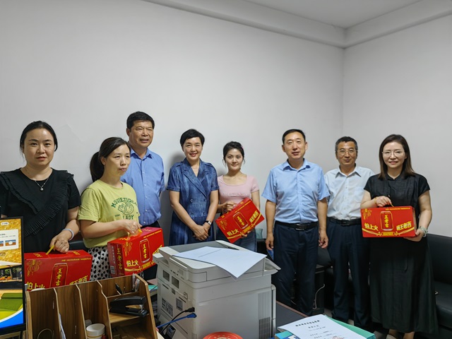 1721986745130661.jpg 学校领导班子走访慰问坚守一线教学行政岗位的教职工.jpg