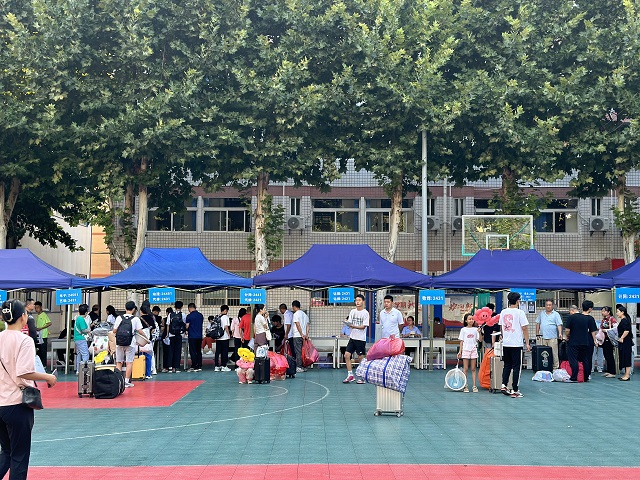 图为我校2024级新生报到现场.jpg