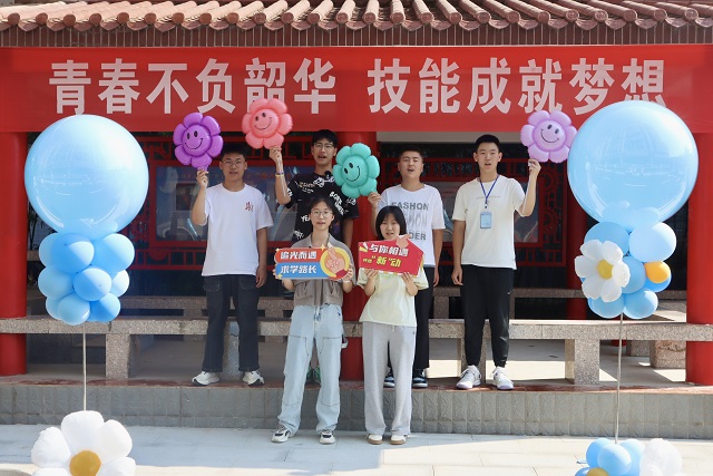 新生在打卡点合影.jpg