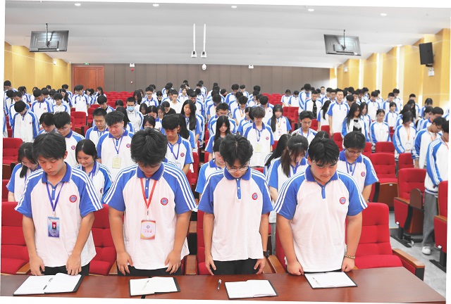 团学干部集体默哀.JPG