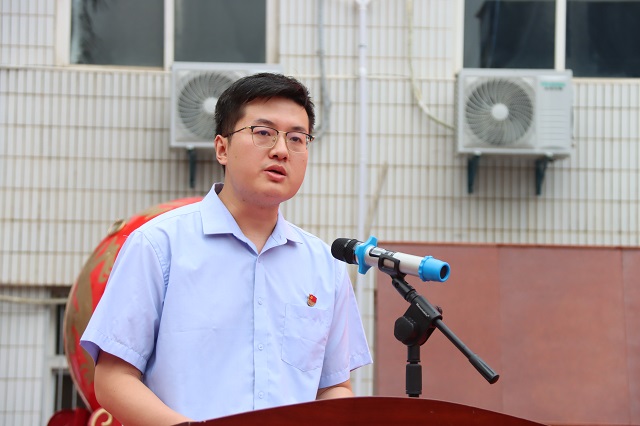 1725948804453598.jpg 宁少恒代表全体教师发言.jpg