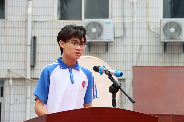 1725948827136668.jpg 索琪杰代表全体学生发言.jpg