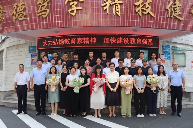 1725948856853492.jpg 校领导向全校教职工送上节日问候.jpg