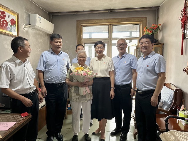 1725948892926302.jpg 领导班子看望离退休教职工.jpg