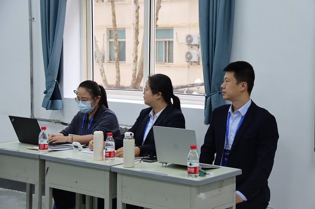 1729751412838231.jpg 图为我校工作人员.jpg