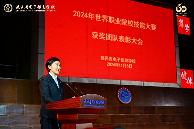 校长魏萍宣读表彰决定.jpg