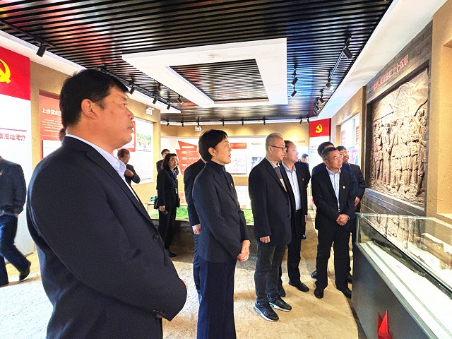 我校两级干部参观旧址.jpg