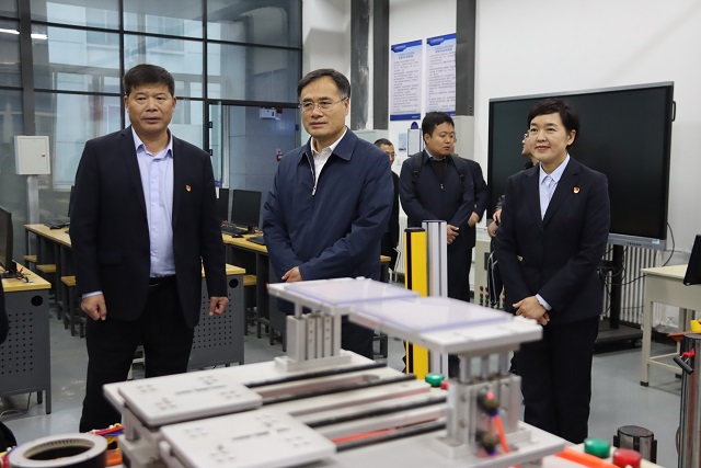 1731655116771426.jpg 教育部全国学生资助管理中心副主任涂义才等一行参观我校实训中心.jpg