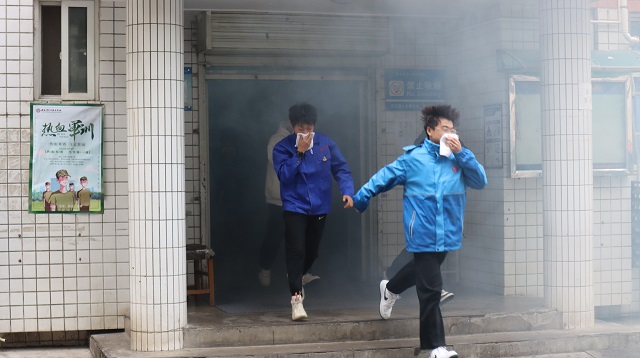 图为应急疏散逃生演练现场.jpg