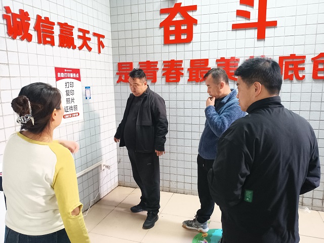 我校安委会成员校安委会成员检查安全隐患.jpg