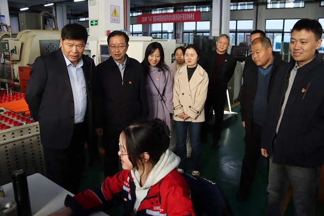 1733301933819493.jpg 省学生资助事务中心党支部书记姬建鹏一行参观我校实训基地.jpg