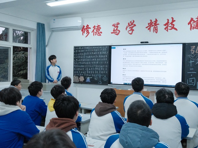 1733379895948558.jpg 我校开展“宪法晨读”活动.JPG