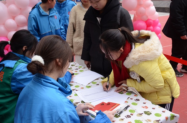 1734071589880459.jpg 学生们在银行区存钱.jpg