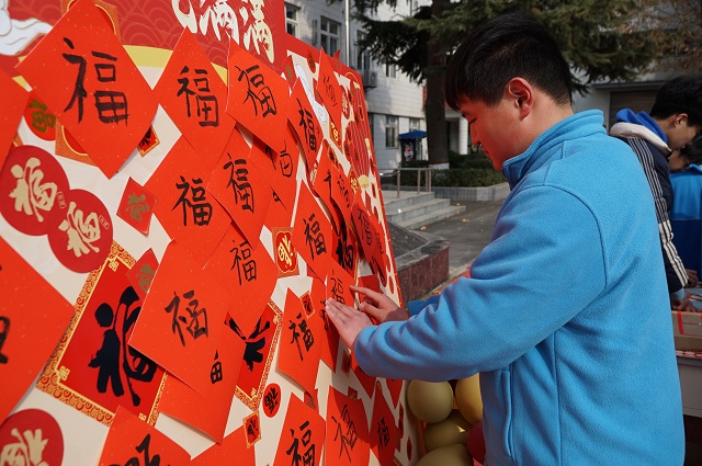 1740468121778791.jpg 我校学生进行收集“福印”活动.jpg
