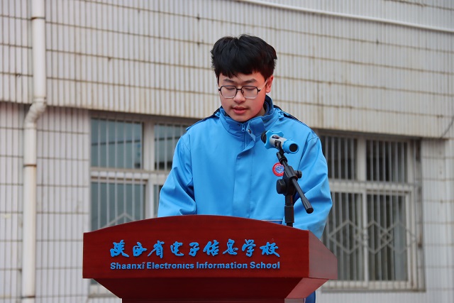 1740468196543146.jpg 学生代表付浩轩发表国旗下的演讲.jpg