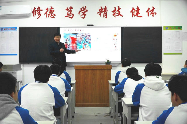 1740468224733884.jpg 党委书记顾学福为学生上开学第一课.JPG