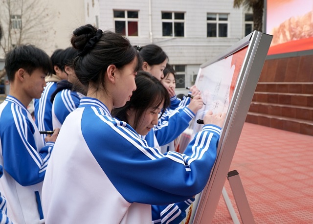 1741225252939114.jpg 各团学干部、优秀团员代表、志愿者代表在“学雷锋”承诺板上签名.jpg