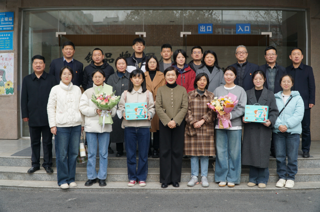 校领导班子为女教职工送上鲜花和祝福.jpg