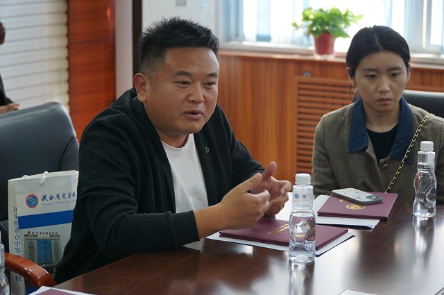1743410826790521.jpg 与会家长积极发言.jpg