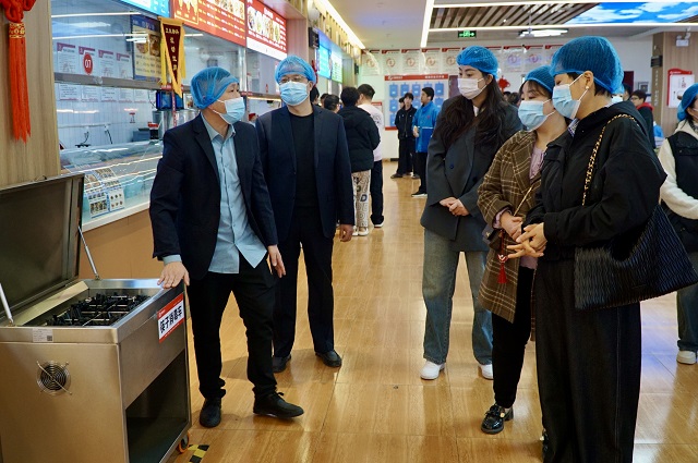1743410853877168.jpg 家长代表参观我校学生餐厅.jpg