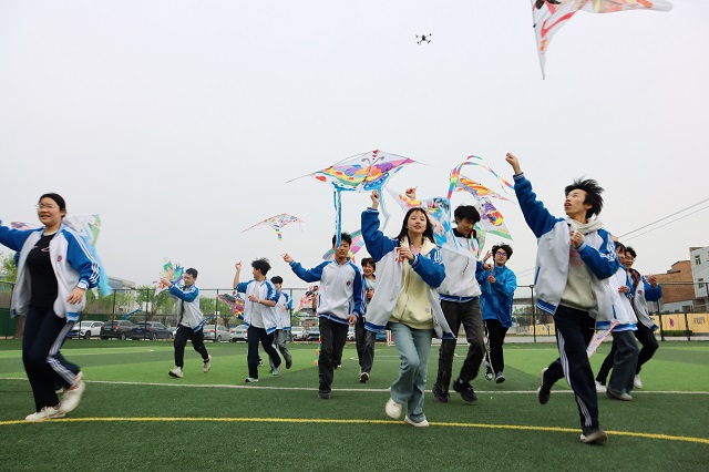 1743642717166006.jpg 同学们放飞亲手制作的风筝 - 副本.jpg