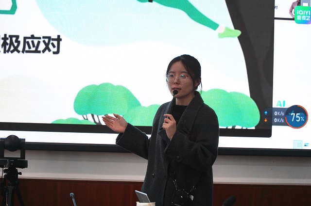 1743643527268026.jpg 图为我校老师微课展示 - 副本.jpg