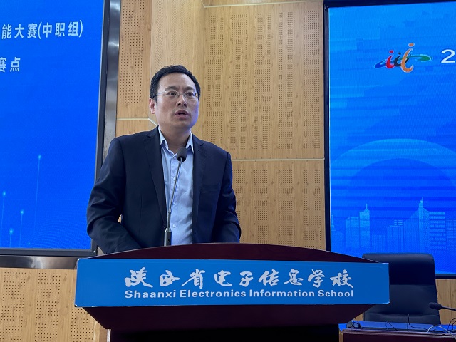 1744188963195807.jpg 数控与机电专业科科长郭江华主持竞赛情况说明会.jpg