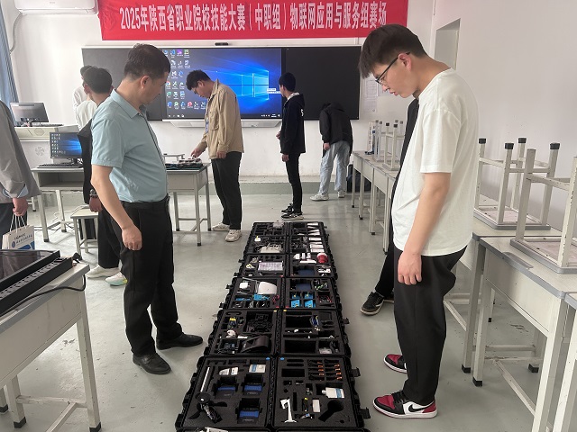 1744188987332016.jpg 参赛选手熟悉比赛场地.jpg