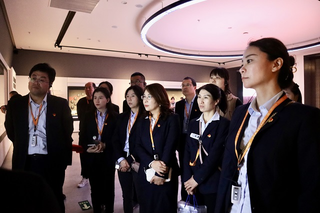 1744272626789583.jpg 青年党员和老同志跟随讲解员参观秦汉文明主题展.jpg