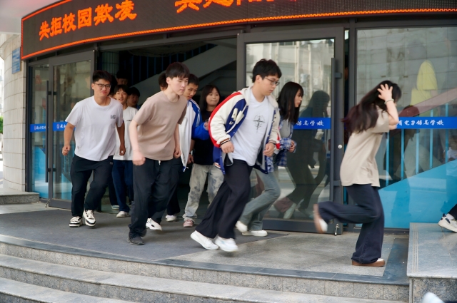 1747038784485605.jpg 图为防灾减灾日地震应急疏散演练现场 - 副本(1).jpg
