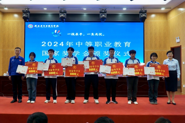 1747386578575679.jpg 国家高级技师徐立平和校长魏萍为获奖学生颁发荣誉证书(1).jpg