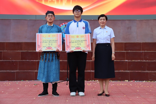 1749193689908831.jpg 校领导为获奖团队颁奖 (2).jpg