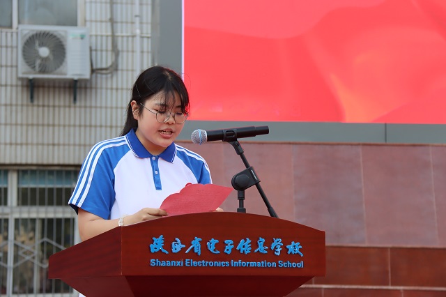 1749798787819243.jpg 学生代表电子22551班郑若曦发言.jpg