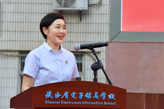 1749798844703596.jpg 校长魏萍向迈向成年的学生致以诚挚的祝贺.jpg