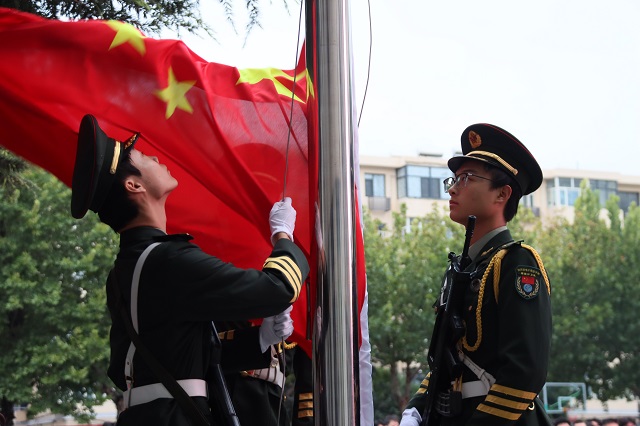 我校举行“纪念中国人民抗日战争暨世界反法西斯战争胜利80周年”主题升旗仪式.jpg