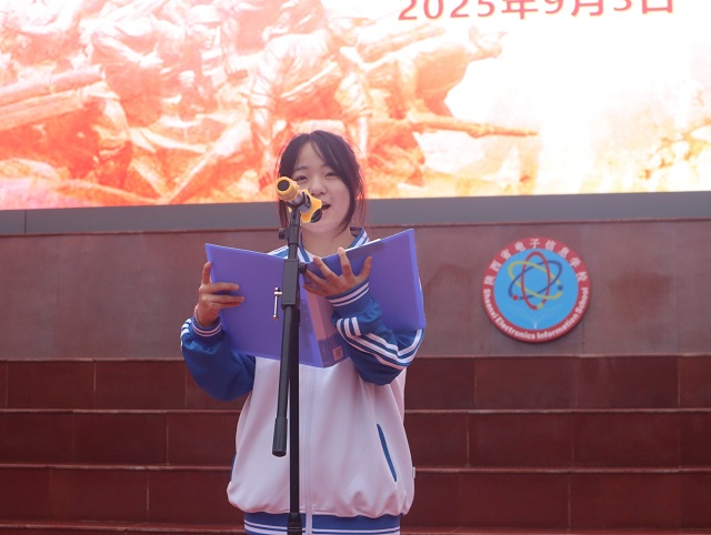 学生代表英才2341班王若男作主题演讲.jpg