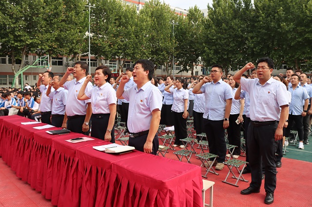 全体教师重温人民教师誓词.jpg