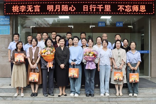 校领导慰问一线教职工.jpg