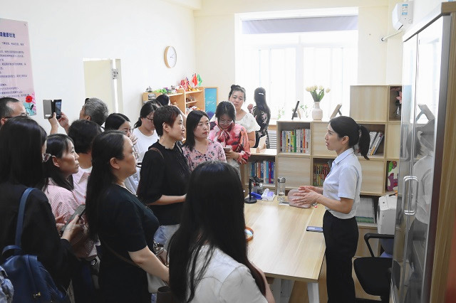 心理教师李晓霞详细介绍心理健康教育中心功能布局与运作模式.jpg