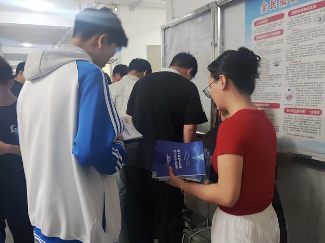 我校信息中心联合学生工作部向全校师生发放网络安全宣传周手册.jpg