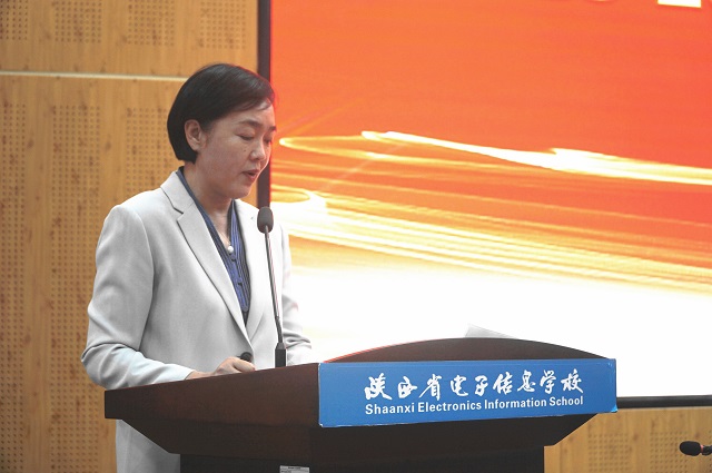 校长魏萍宣读聘任决定.jpg