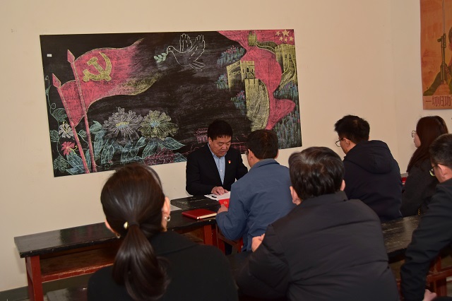 校长助理杨永宏讲授党课.jpg
