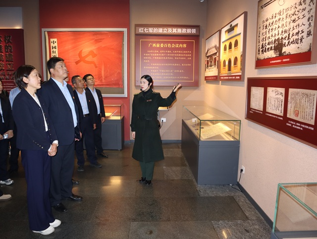 我校党员干部、教职工参观百色起义纪念馆.JPG