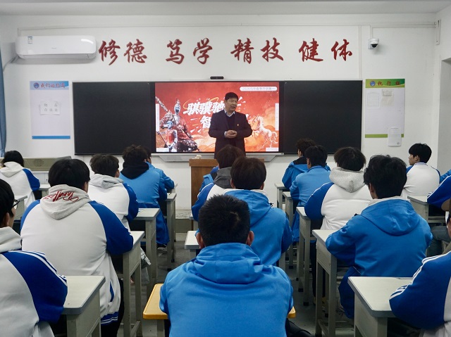 党委书记顾学福为学生们讲开学第一课.jpg