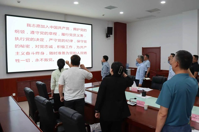 1778761385152192.jpg 全体党员重温入党誓词.jpg