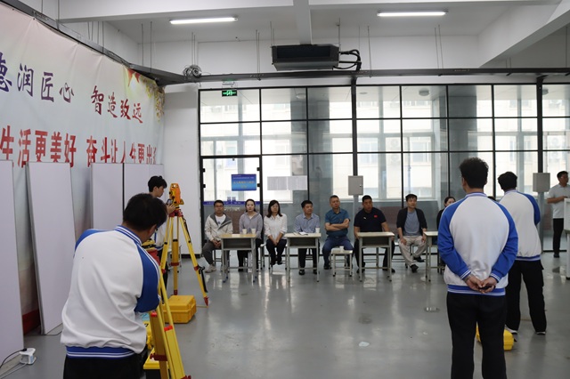 1778761437736398.jpg 参会党员实地观摩我校学生技能展示.jpg