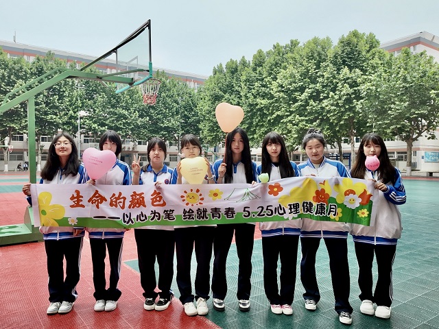 1779757223472701.jpg 图为参加活动部分学生合影.jpg